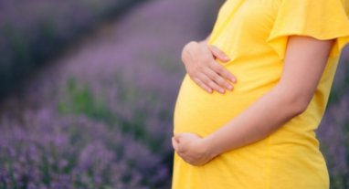 Femme enceinte devant un champ de lavandes