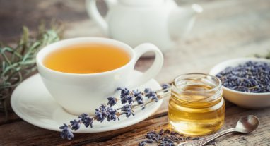 Tasse de thé, lavande et pot de miel, lutter contre la fatigue