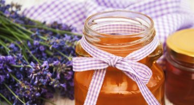Pot de miel avec ruban et bouquet de lavande, Miel et gelée royale stars de la ruche