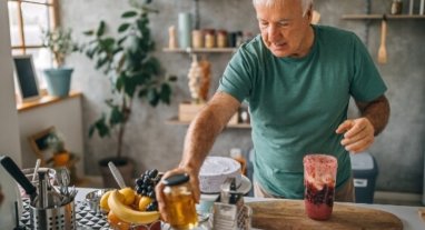 homme de plus de 50 ans consommant des produits de la ruche