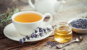Tasse de thé, lavande et pot de miel, lutter contre la fatigue