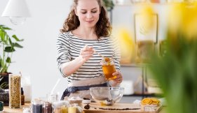 gelée royale pour adulte, femme réalisant une préparation à base de produits de la ruche vue liste