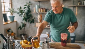 homme de plus de 50 ans consommant des produits de la ruche vue liste