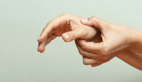 Soulager l’arthrose des doigts et de la main grâce aux traitements naturels
